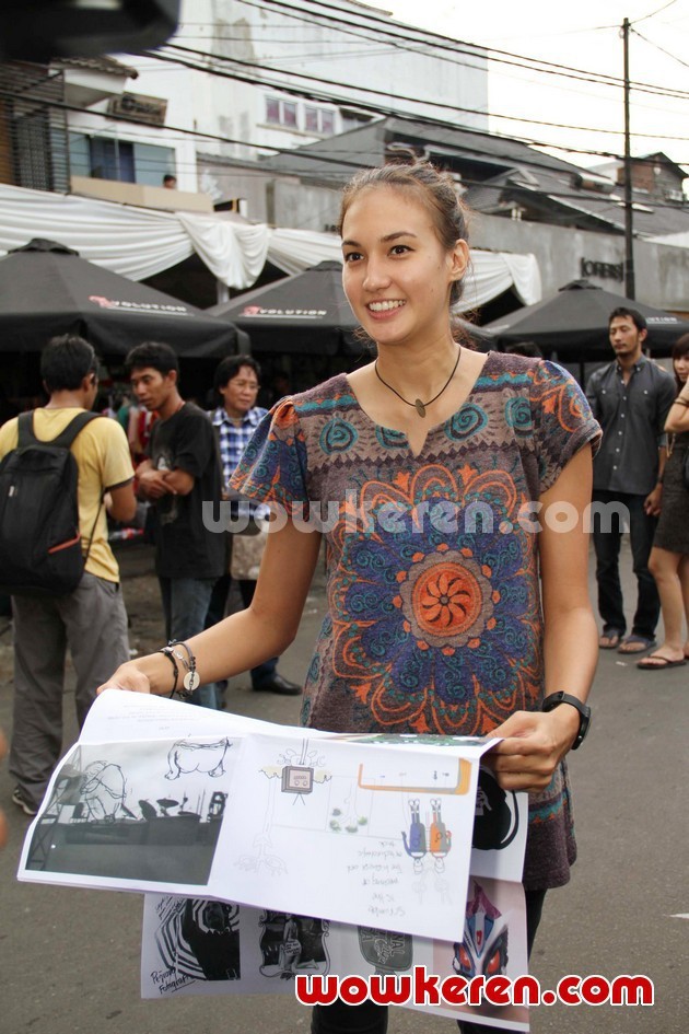 Gambar Foto Nadine Chandrawinata Saat Ditemui di Gudang Galery