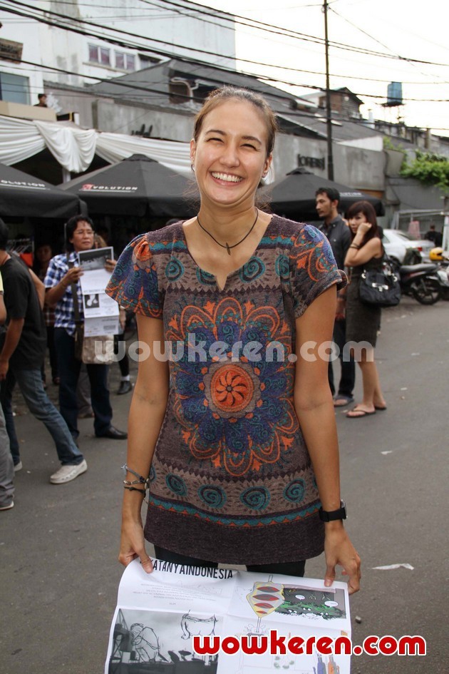 Gambar Foto Nadine Chandrawinata Saat Ditemui di Gudang Galery