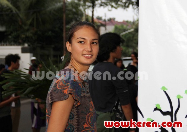 Gambar Foto Nadine Chandrawinata Saat Ditemui di Gudang Galery