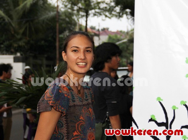 Gambar Foto Nadine Chandrawinata Saat Ditemui di Gudang Galery