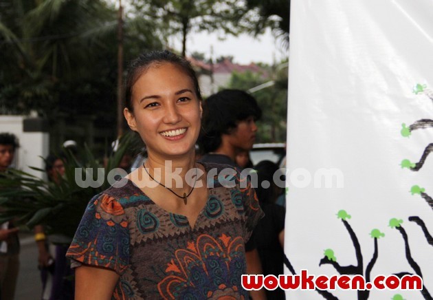 Gambar Foto Nadine Chandrawinata Saat Ditemui di Gudang Galery