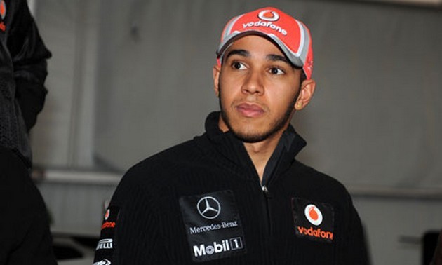 Gambar Foto Lewis Hamilton Saat Persiapan untuk Mengikuti Balapan
