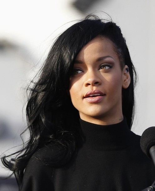 Gambar Foto Rihanna di Promosi Film Terbaru 'Battleship'