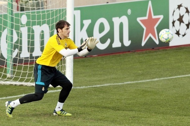 Gambar Foto Penjaga Gawang Real Madrid, Iker Casillas Berusaha Mengangkap Bola