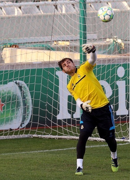 Gambar Foto Penjaga Gawang Real Madrid, Iker Casillas Berusaha Menghalau Bola