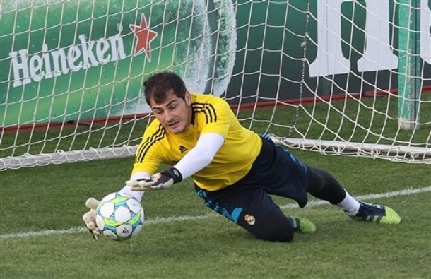 Gambar Foto Penjaga Gawang Real Madrid, Iker Casillas Berusaha Menangkap Bola