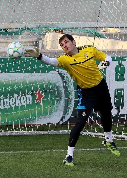 Gambar Foto Penjaga Gawang Real Madrid, Iker Casillas Berusaha Menangkap Bola