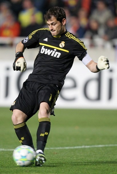 Gambar Foto Aksi Iker Casillas di Liga Spanyol dalam Laga Melawan Real Sociedad