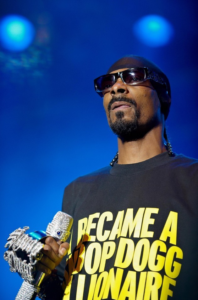 Gambar Foto Aksi Panggung Snoop Dogg Saat Menghibur Penonton
