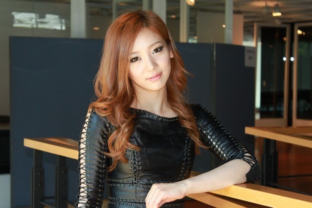 Gambar Foto JuBi 'Sunny Hill', Main Vocalist dan Lead Dancer