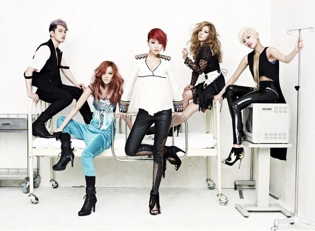 Gambar Foto Sunny Hill di Promo Album 'The Grasshoppers'