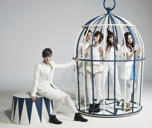 Gambar Foto Sunny Hill di Promo Album 'Midnight Circus'