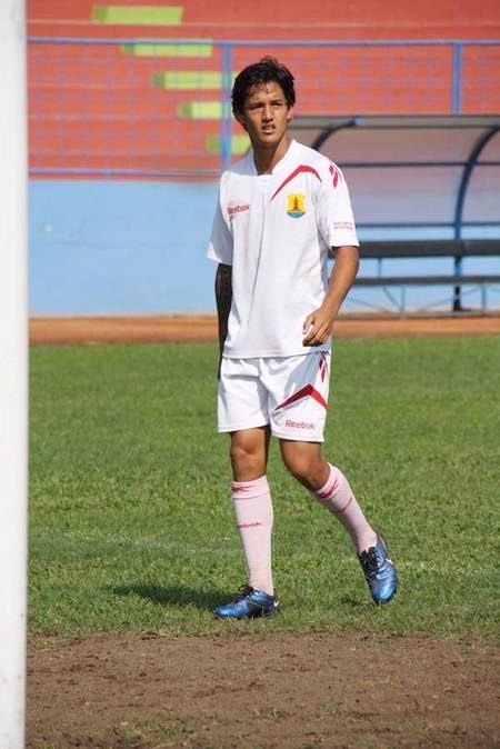 Gambar Foto Irfan Bachdim Saat Membela Persema