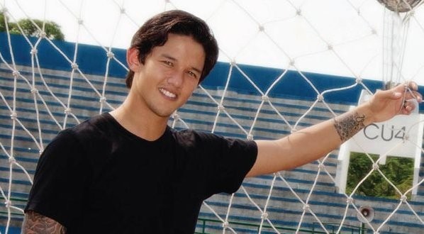 Gambar Foto Irfan Bachdim Membintangi Beberapa Produk Komersial