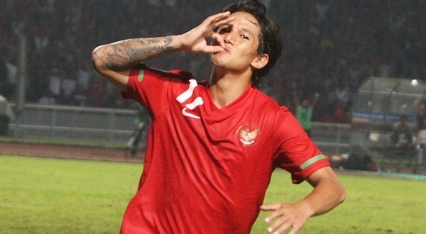 Gambar Foto Gaya Kemenangan Irfan Bachdim Saat Membela Timnas