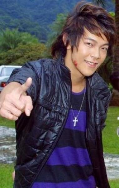 Gambar Foto Jiro Wang di Sela Pemotretan untuk Sebuah Majalah