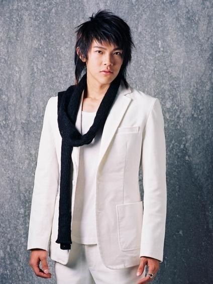 Gambar Foto Jiro Wang Bergaya dengan Setelan Jas Putih