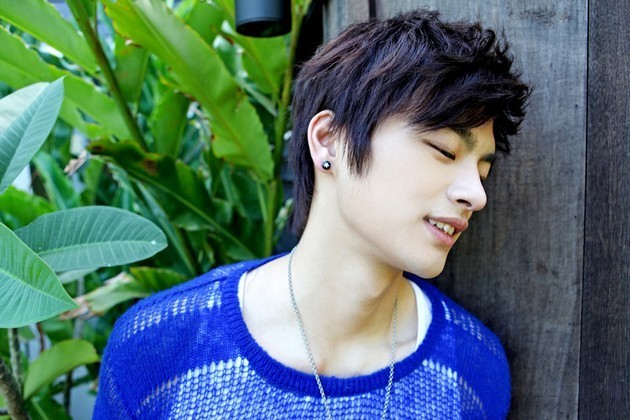 Gambar Foto Seo In Guk dengan Senyuman yang Memikat