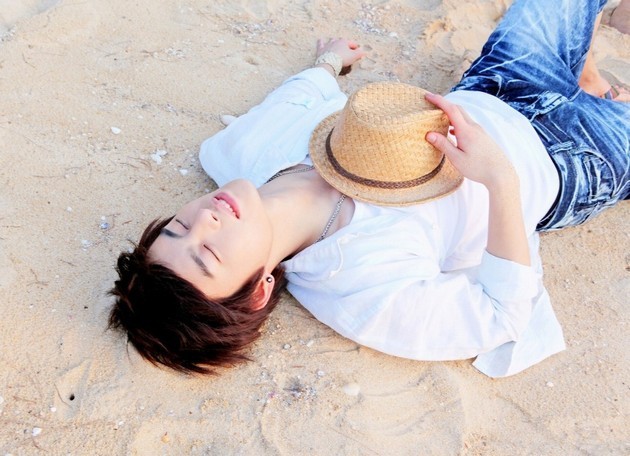 Gambar Foto Seo In Guk Diantara Hamparan Pasir Pantai