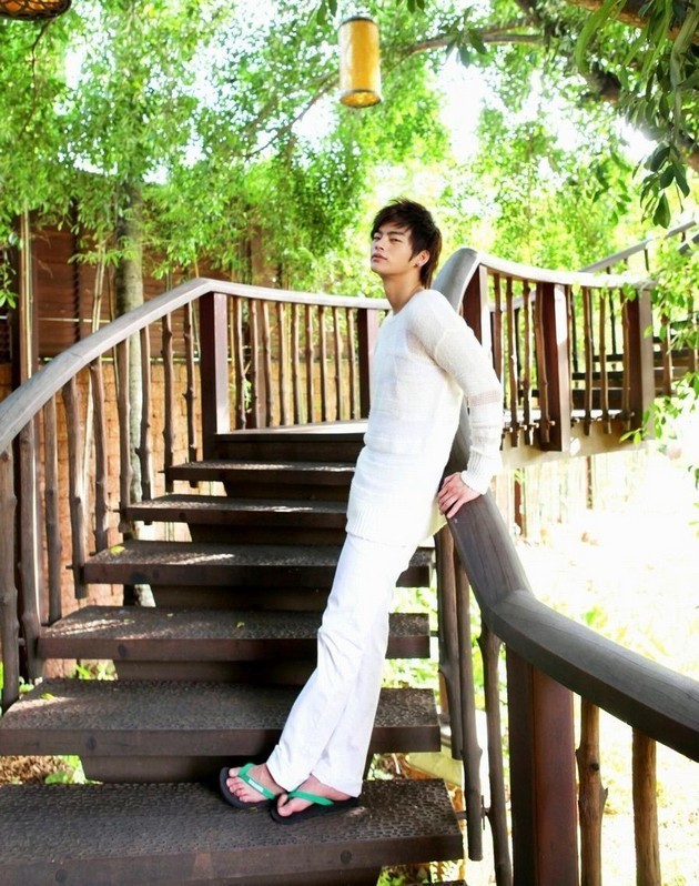 Gambar Foto Seo In Guk Menikmati Alam Sekitar