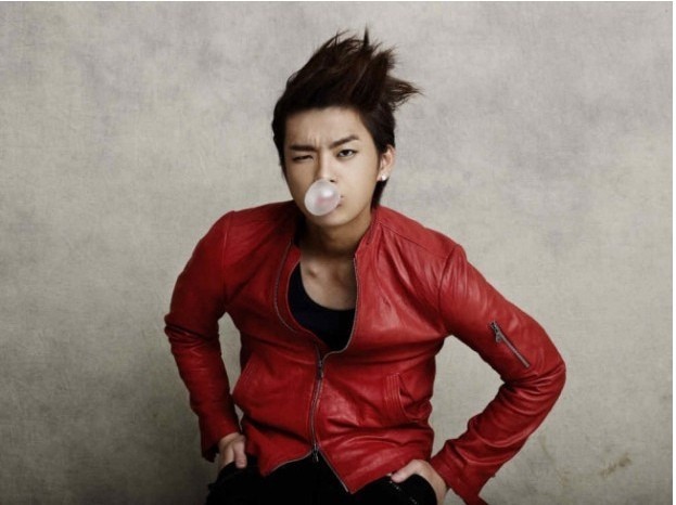 Gambar Foto Seo In Guk Bermain dengan Bubble Gum