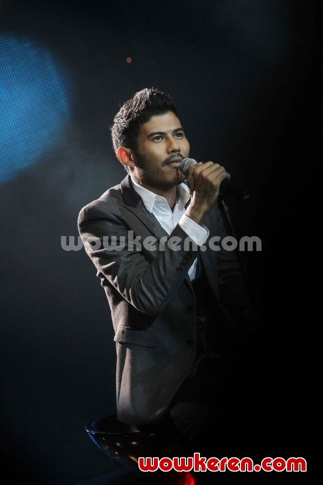 Gambar Foto Dion di Panggung Spektakuler Show 2 'Indonesian Idol' 2012