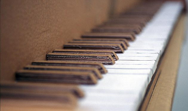 Foto Replika Aston Martin James Bond dari Kardus - Foto 2 