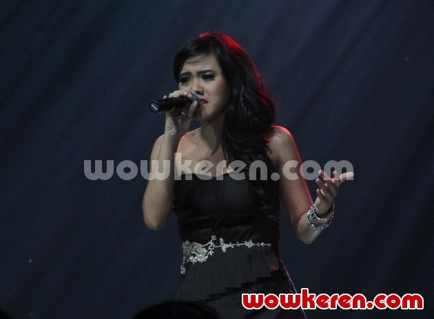 Gambar Foto Maria Rosa di Panggung Spektakuler Show 2 'Indonesian Idol' 2012
