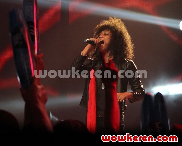 Gambar Foto Prattyoda di Panggung Spektakuler Show 2 'Indonesian Idol' 2012