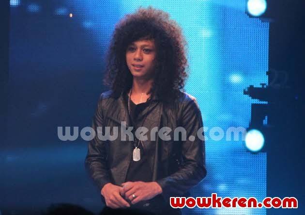 Gambar Foto Prattyoda di Panggung Spektakuler Show 2 'Indonesian Idol' 2012
