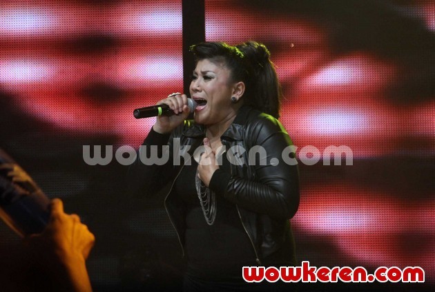 Gambar Foto Regina di Panggung Spektakuler Show 2 'Indonesian Idol' 2012