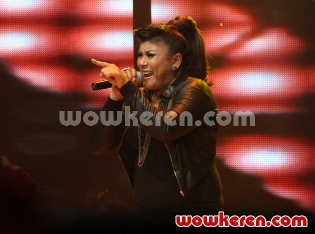 Gambar Foto Regina di Panggung Spektakuler Show 2 'Indonesian Idol' 2012