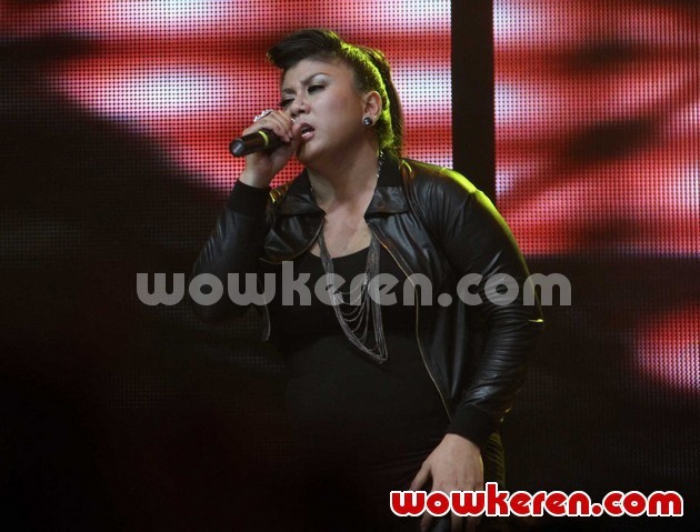 Gambar Foto Regina di Panggung Spektakuler Show 2 'Indonesian Idol' 2012