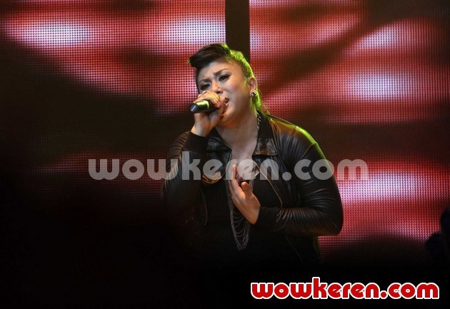Gambar Foto Regina di Panggung Spektakuler Show 2 'Indonesian Idol' 2012