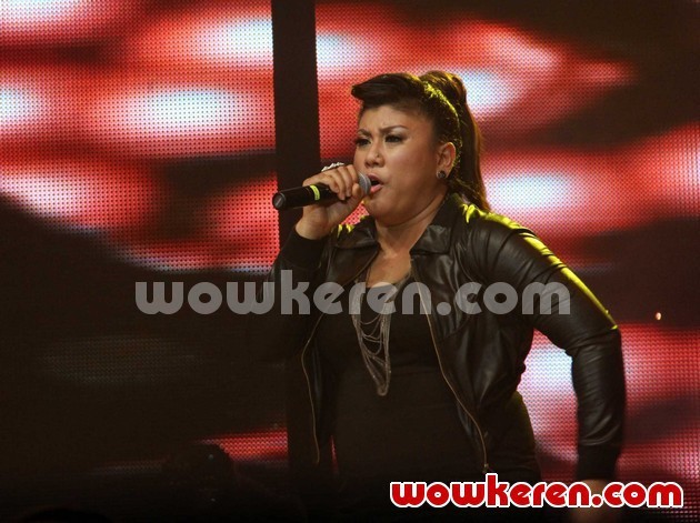 Gambar Foto Regina di Panggung Spektakuler Show 2 'Indonesian Idol' 2012