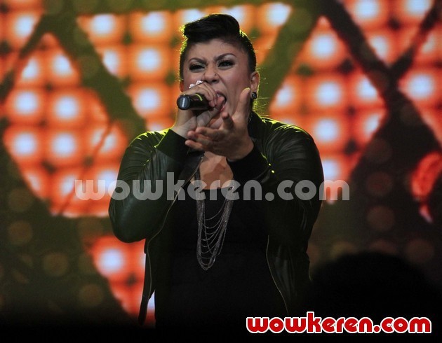 Gambar Foto Regina di Panggung Spektakuler Show 2 'Indonesian Idol' 2012