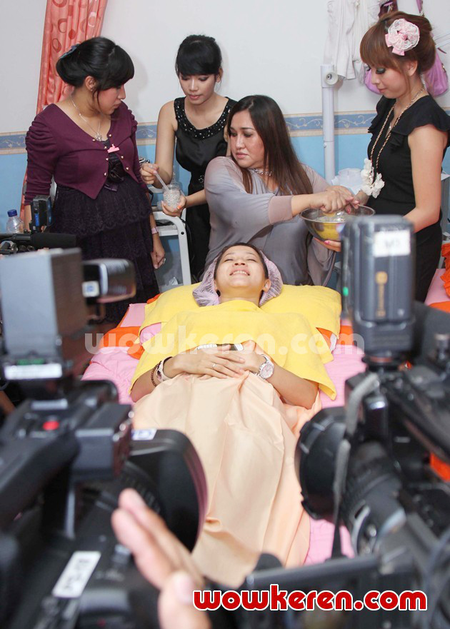Gambar Foto Okie Agustina Mencoba Terapi Kecantikan dengan Serbuk Berlian