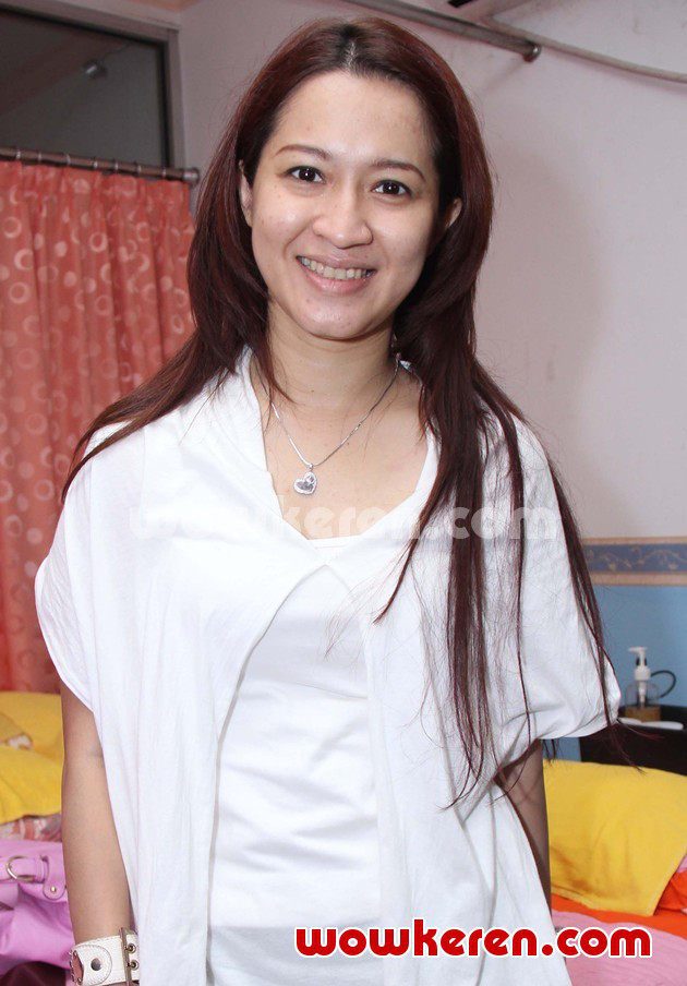 Gambar Foto Okie Agustina Mencoba Terapi Kecantikan dengan Serbuk Berlian