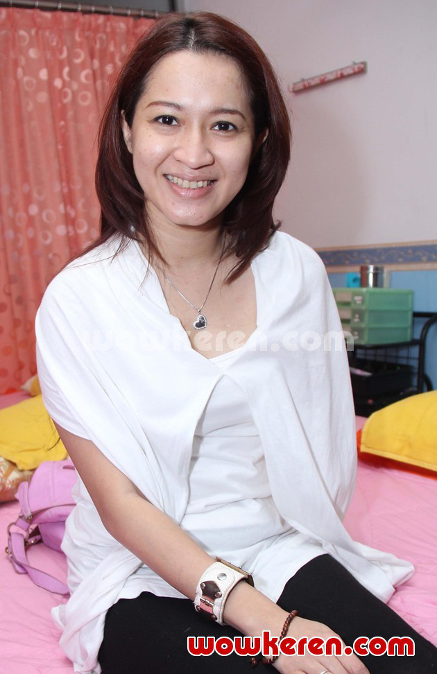 Gambar Foto Okie Agustina Mencoba Terapi Kecantikan dengan Serbuk Berlian