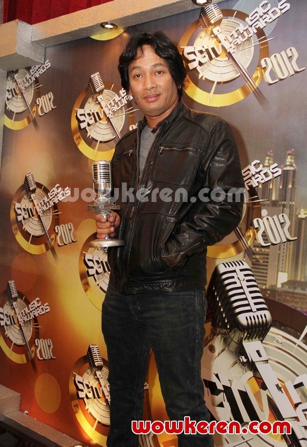 Gambar Foto Makki Raih Penghargaan Pemain Bass Paling Ngetop