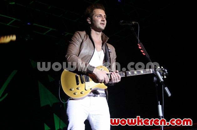 Gambar Foto Konser Secondhand Serenade di Indonesia