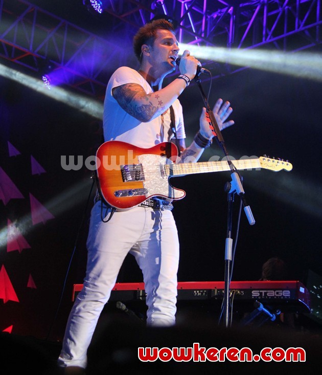 Gambar Foto Penampilan John Vesely Ketika Konser
