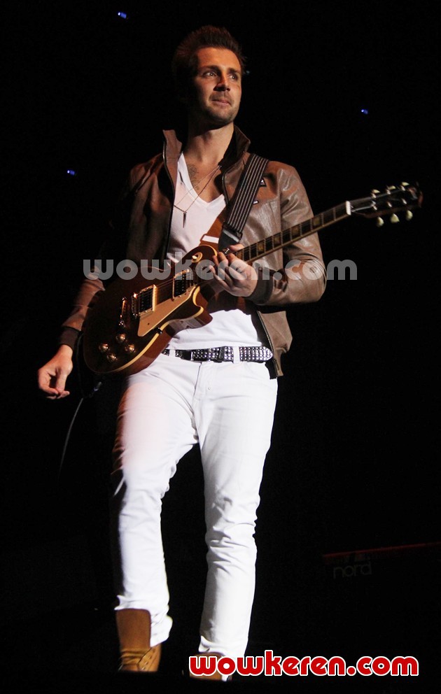Gambar Foto Penampilan John Vesely Ketika Konser