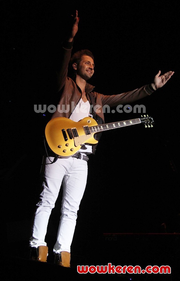 Gambar Foto Penampilan John Vesely Ketika Konser