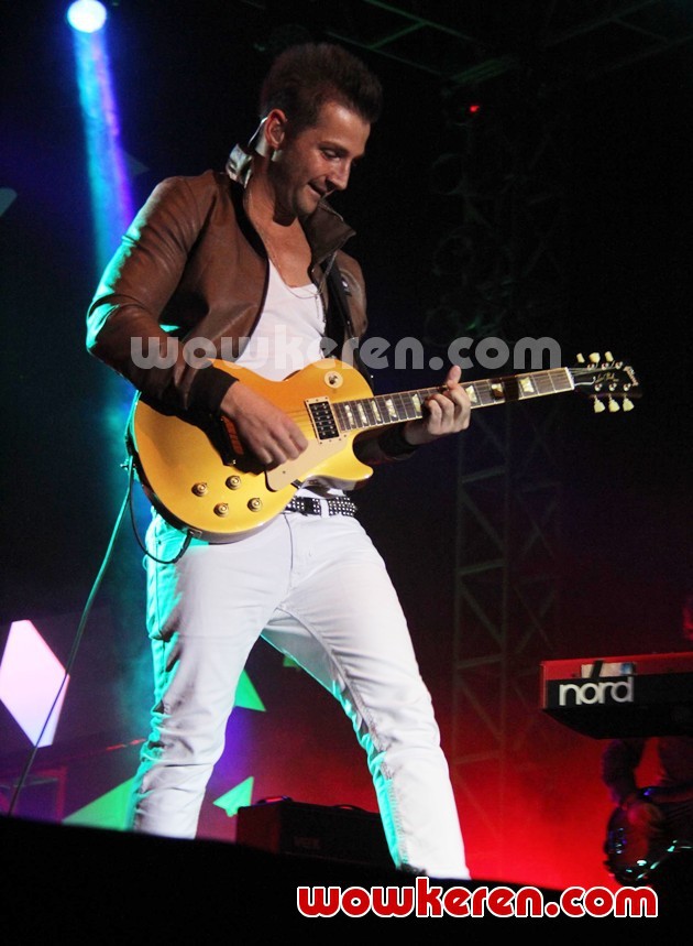 Gambar Foto Penampilan John Vesely Ketika Konser