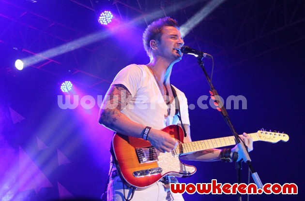 Gambar Foto John Vesely, Vokalis Merangkap Gitaris di Secondhand Serenade