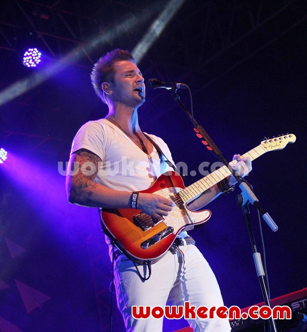 Gambar Foto John Vesely, Vokalis Merangkap Gitaris di Secondhand Serenade