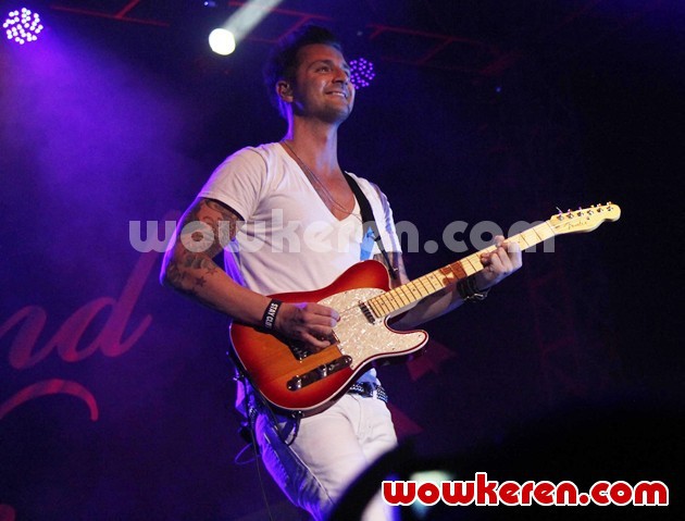Gambar Foto John Vesely, Vokalis Merangkap Gitaris di Secondhand Serenade