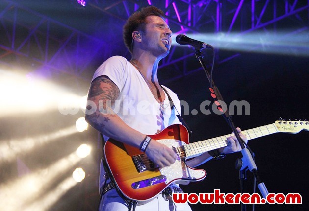 Gambar Foto John Vesely, Vokalis Merangkap Gitaris di Secondhand Serenade