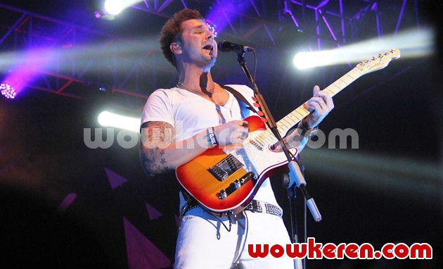 Gambar Foto John Vesely, Vokalis Merangkap Gitaris di Secondhand Serenade